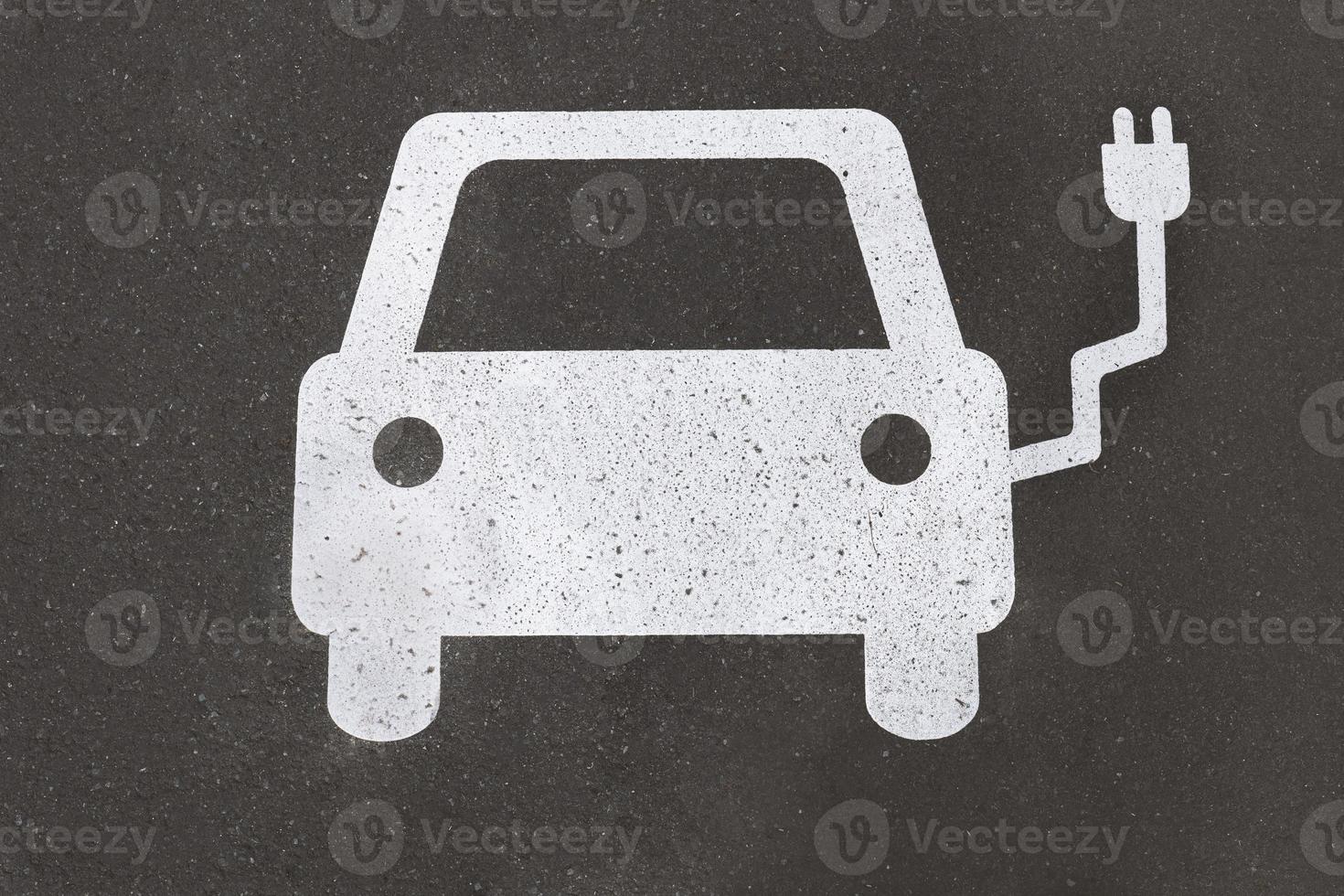 symbol för laddningsstation för elbil målad på asfalt - e-mobilitetskoncept foto