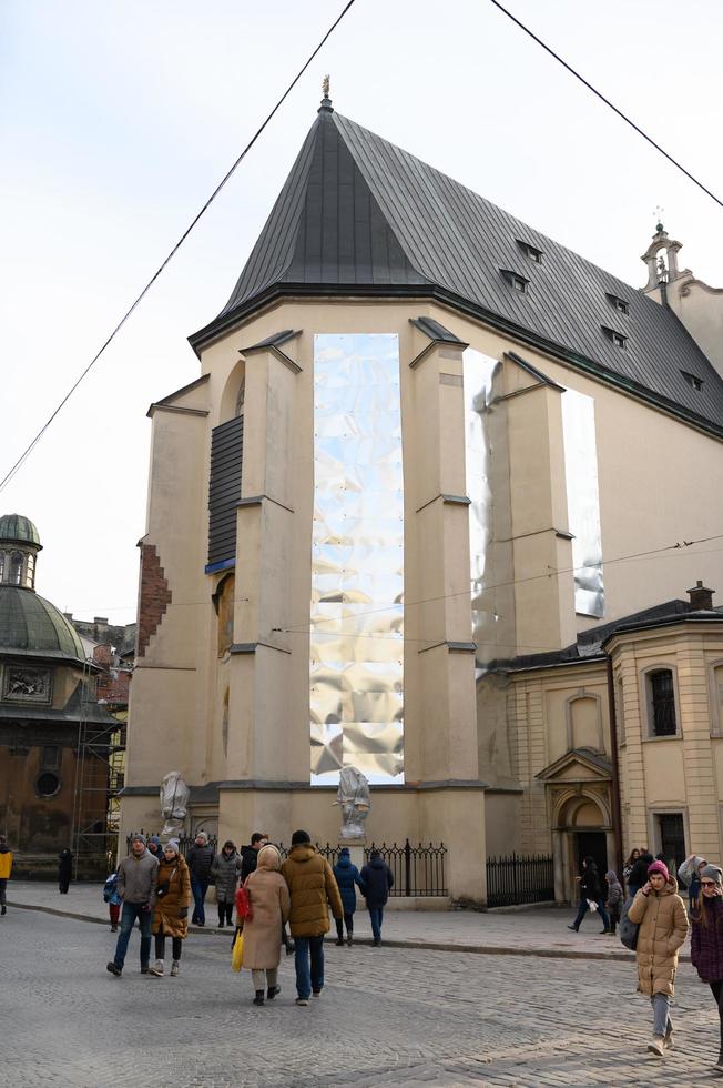 lviv, Ukraina - 12 mars 2022. kriget i Ukraina. den latinska katedralens målade glasfönster är täckta med metallsköldar för säkerhets skull. foto