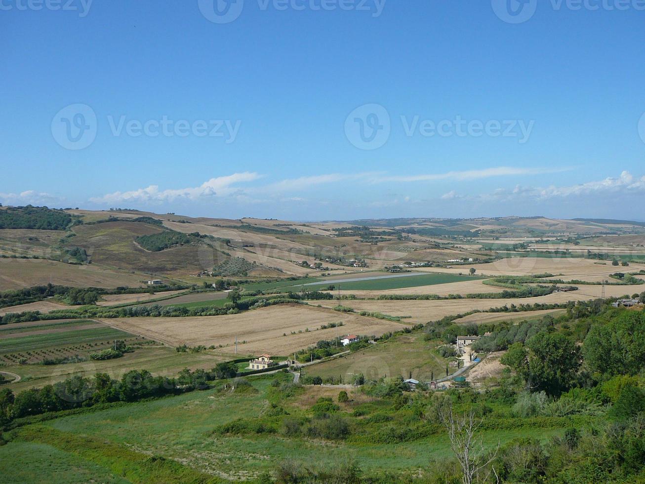 utsikt över staden tarquinia foto