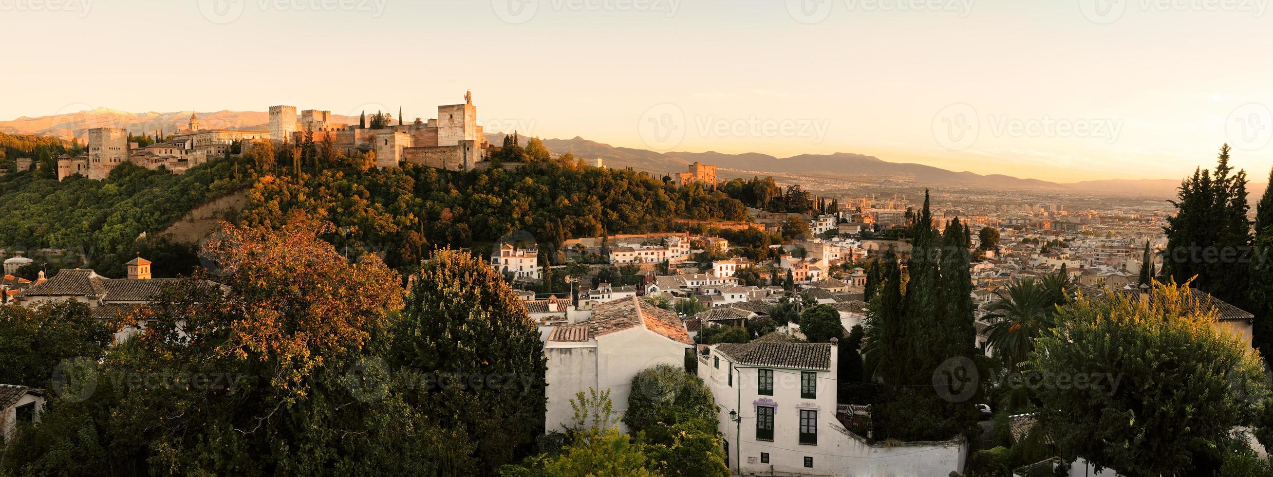 panorama av alhambra och granada landskap från albaicin foto