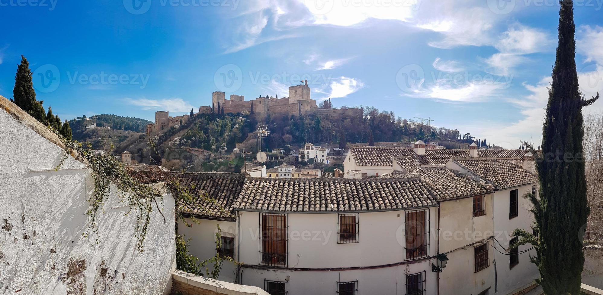 utsikt över alhambra i granada från albaicin foto