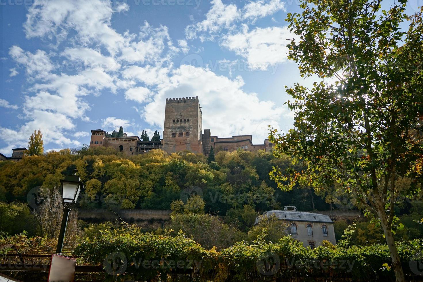 utsikt över Alhambra i Granada från stadsdelen Albaicin foto