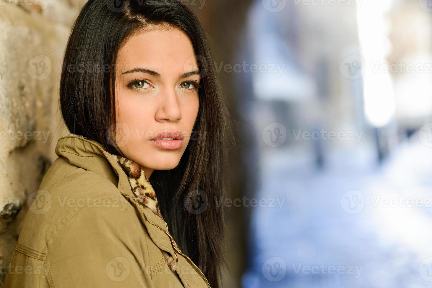 ung kvinna med gröna ögon i urban bakgrund foto