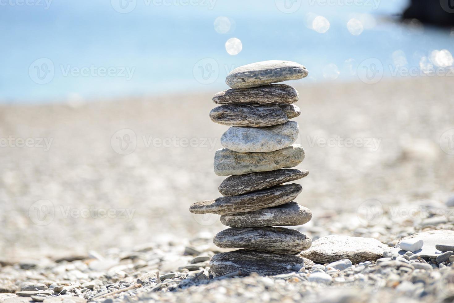 småsten i balansering på stranden foto