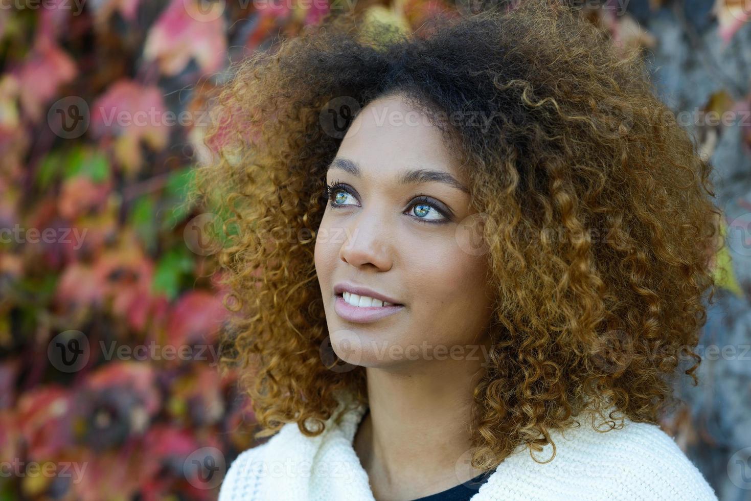 ung afroamerikansk flicka med afro frisyr och gröna ögon foto