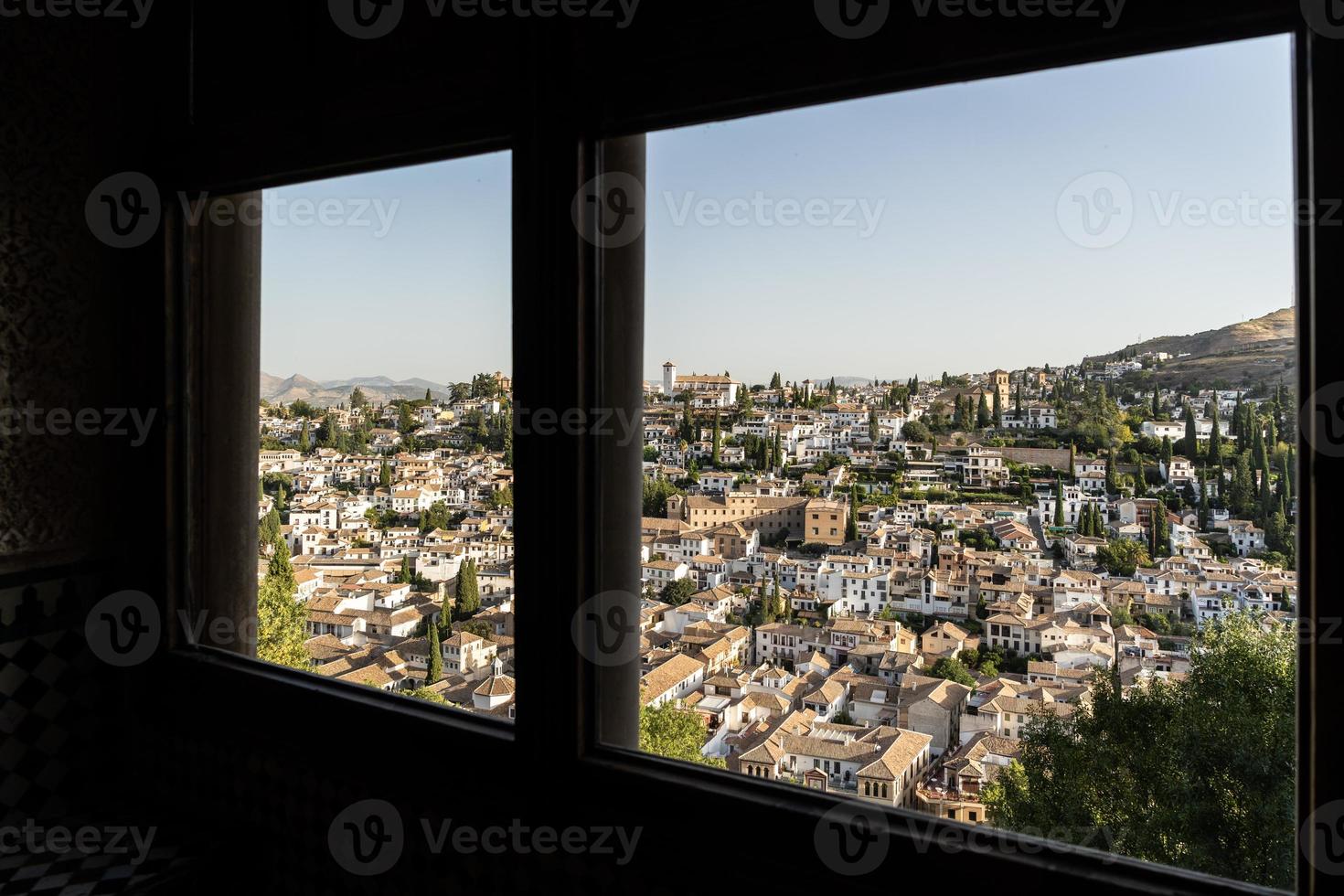 albayzin-distriktet i Granada, Spanien, från ett fönster i alhambra-palatset foto