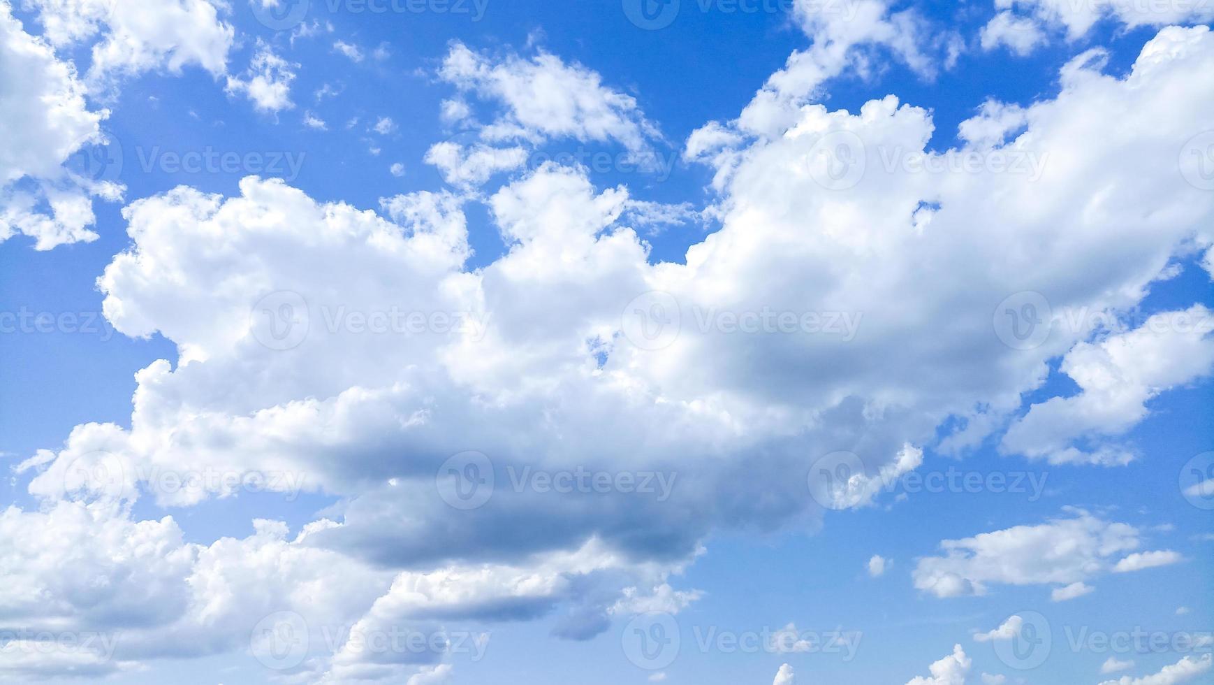 cumulusmoln mot en klarblå himmel på en solig dag. foto