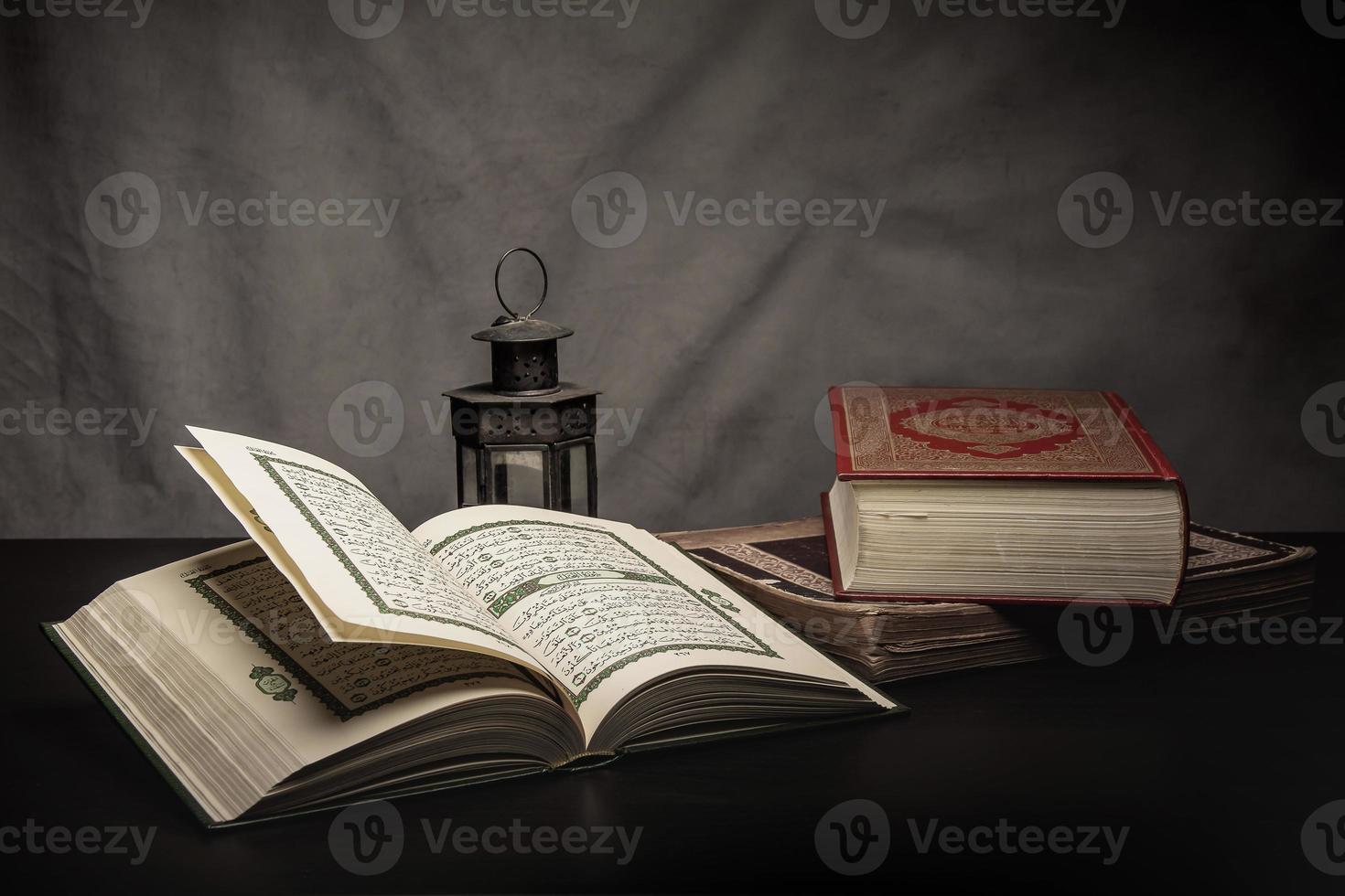 koranens heliga bok om muslimer offentligt föremål för alla muslimer på bordet, stilleben foto