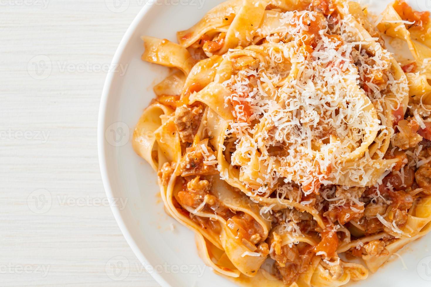 hemlagad pasta fettuccine bolognese med ost foto