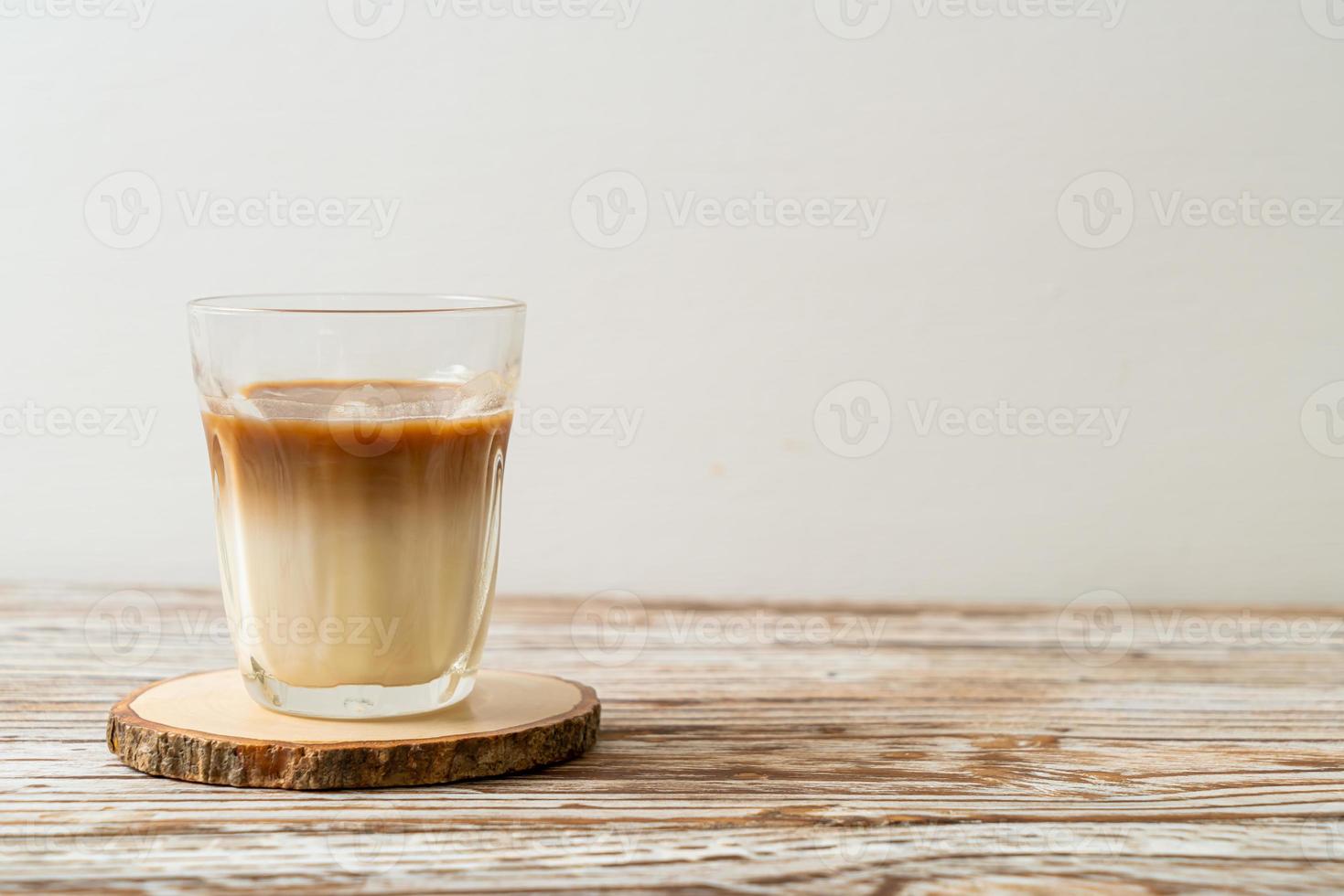 ett glas lattekaffe, kaffe med mjölk foto