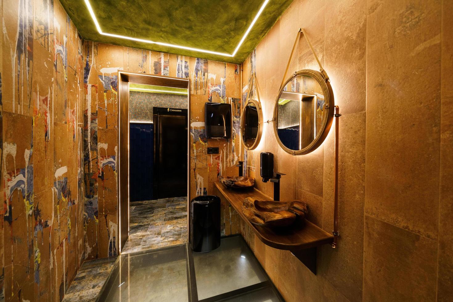 interiör av ett badrum i en lyxrestaurang foto