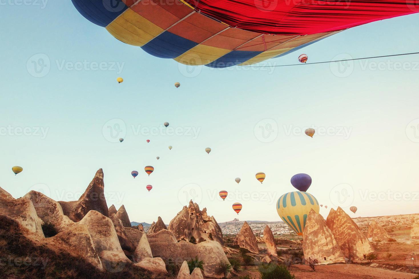 luftballong flyger över stenlandskap i Turkiet. Kappadokien foto