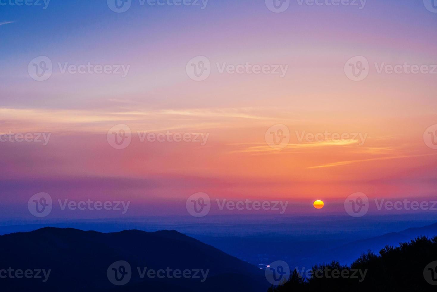 fantastisk solnedgång i bergen i Ukraina foto