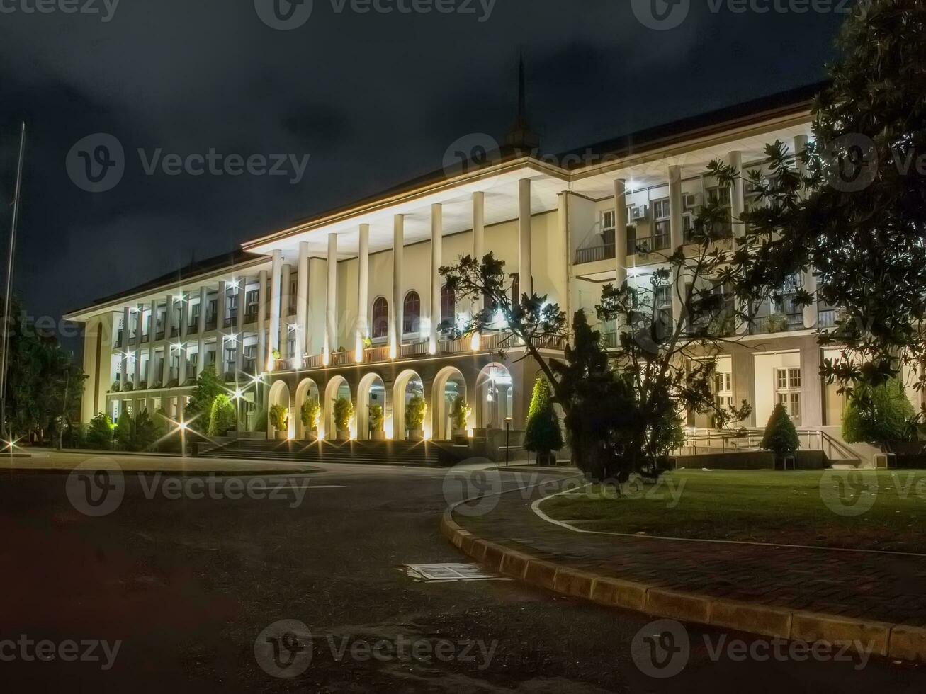 ugm central byggnad i yogyakarta Indonesien på natten. foto