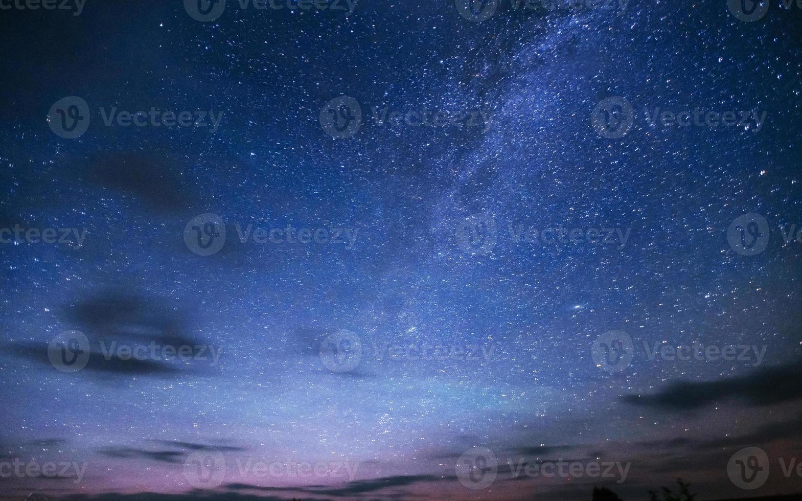 fantastisk vinter meteordusch och de snöklädda bergen foto