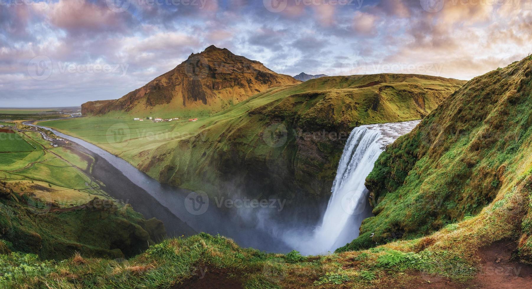 stora vattenfallet skogafoss i södra island nära foto