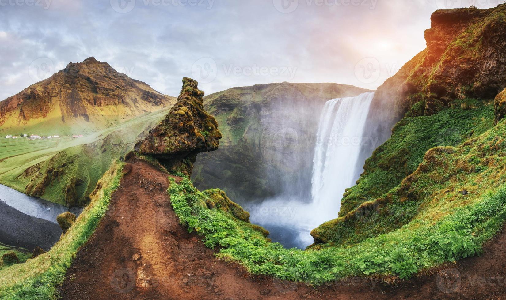 stora vattenfallet skogafoss i södra island nära foto