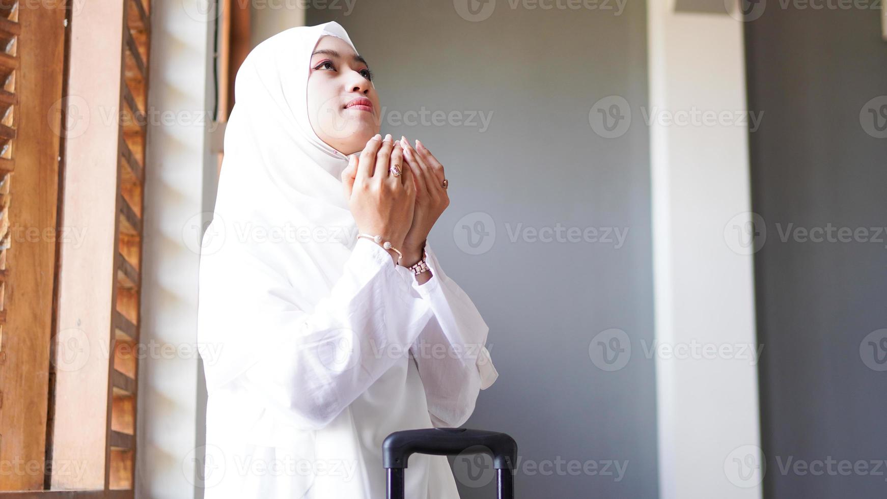 muslimska kvinnor ber i moskén foto