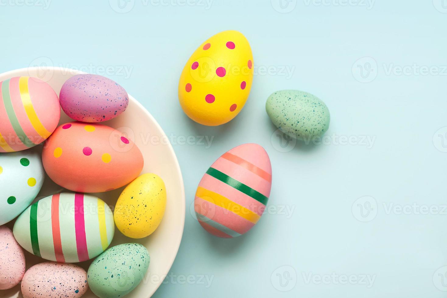 glad påsk. färgade påskmålade ägg i en skål foto