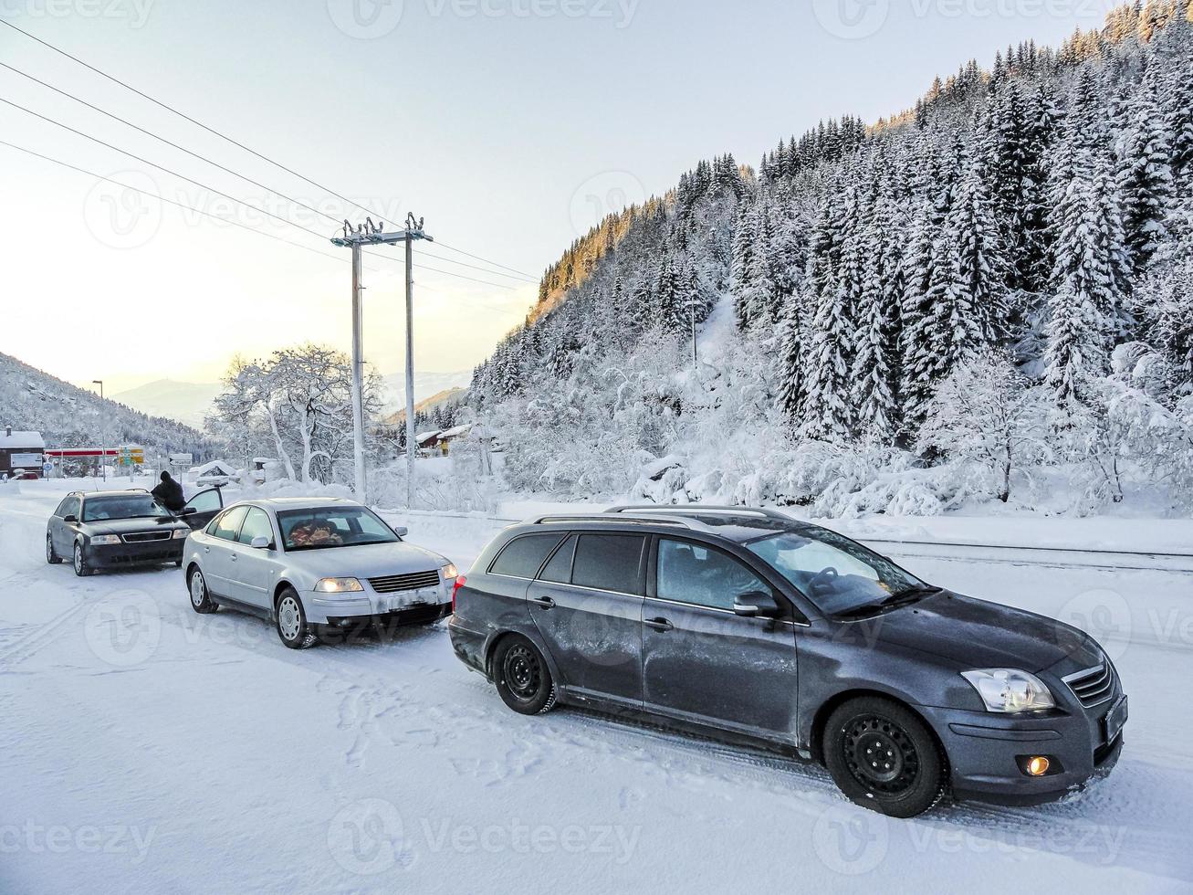 bilar stannar i ett snölandskap genom fjällnorge. foto