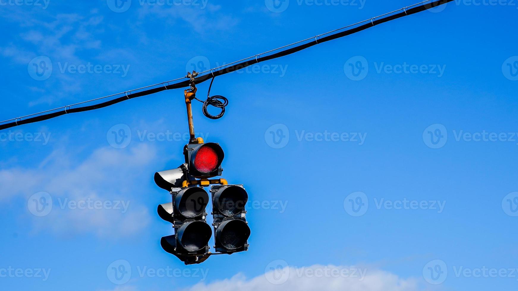 trafikljus med blå himmel och några moln foto