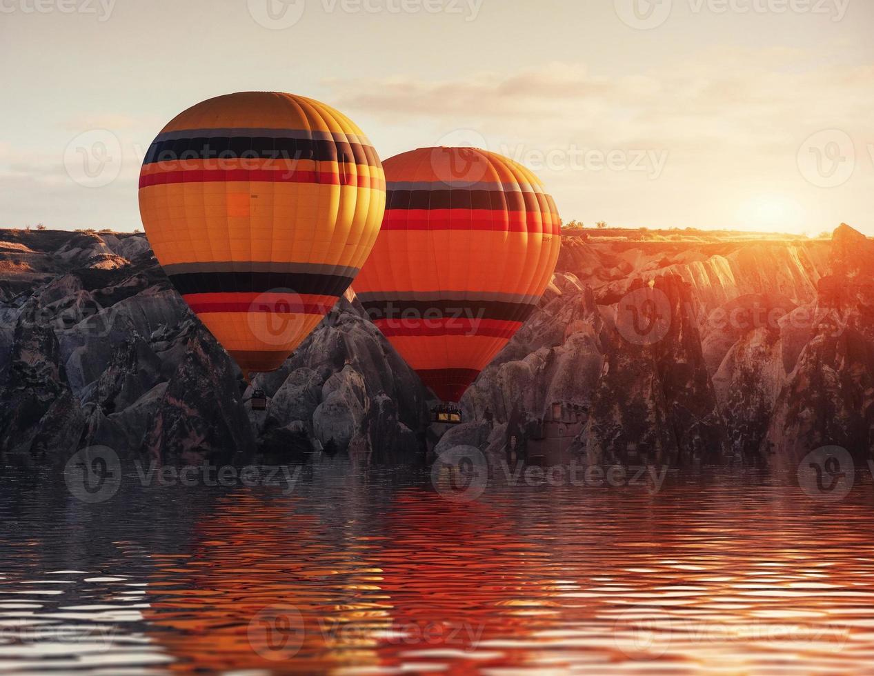 sammansättning av ballonger över vatten och dalar, raviner, kullar, b foto