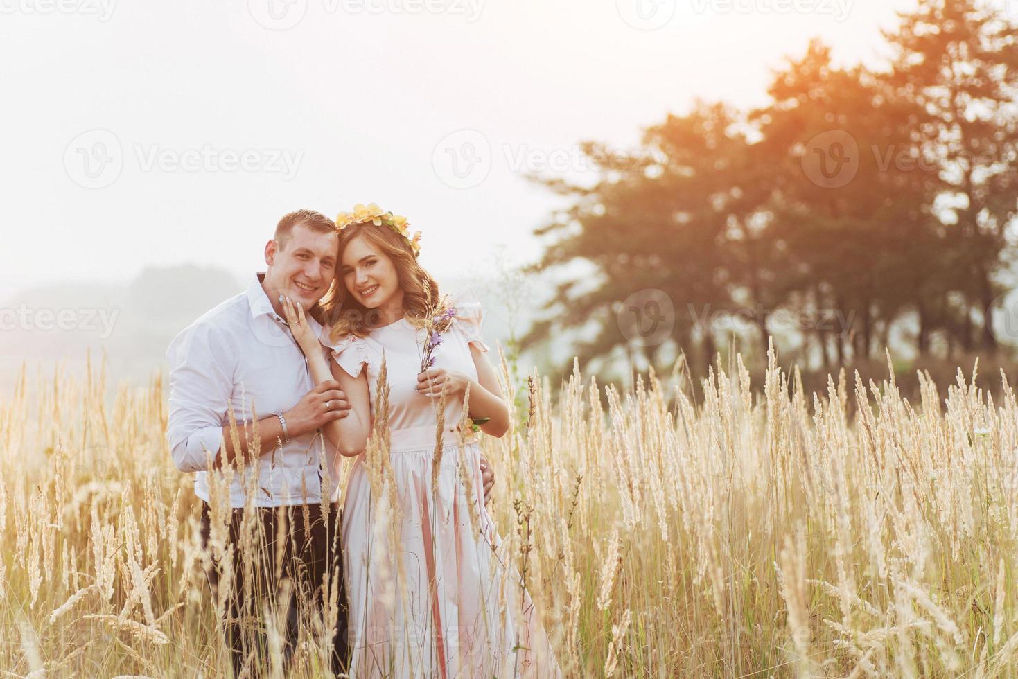 lycklig kvinna med sin man foto