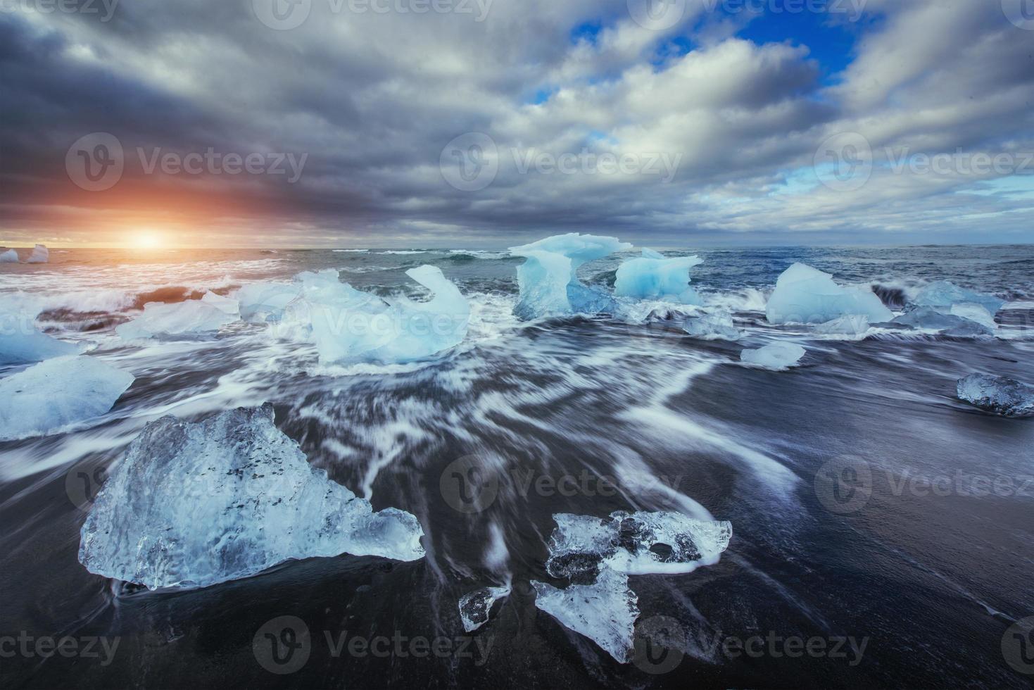 jokulsarlon glaciär lagun fantastisk solnedgång på den svarta stranden, foto