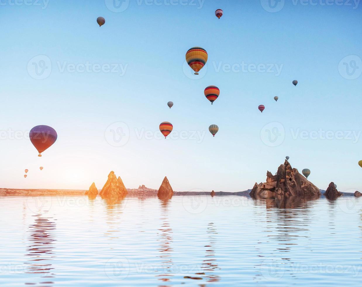 sammansättning av ballonger över vatten och dalar, raviner, kullar, b foto