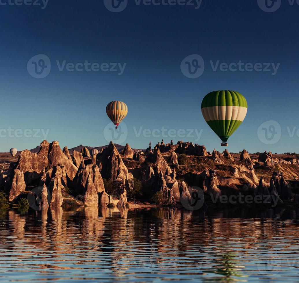 sammansättning av ballonger över vatten och dalar, raviner, kullar, b foto