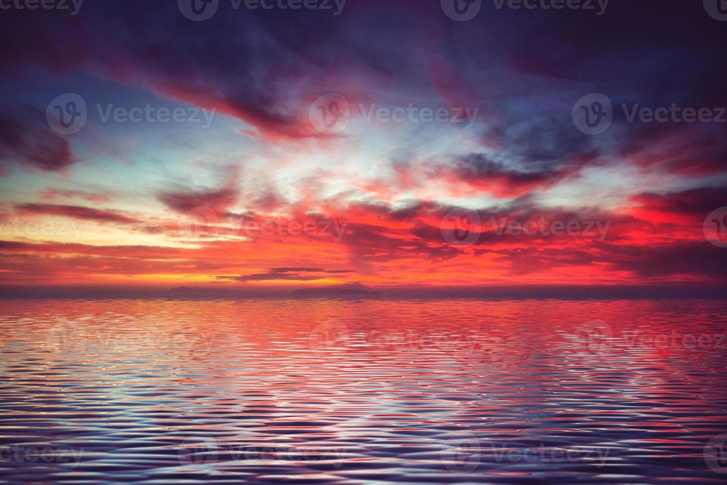 majestätisk solnedgång över havet foto