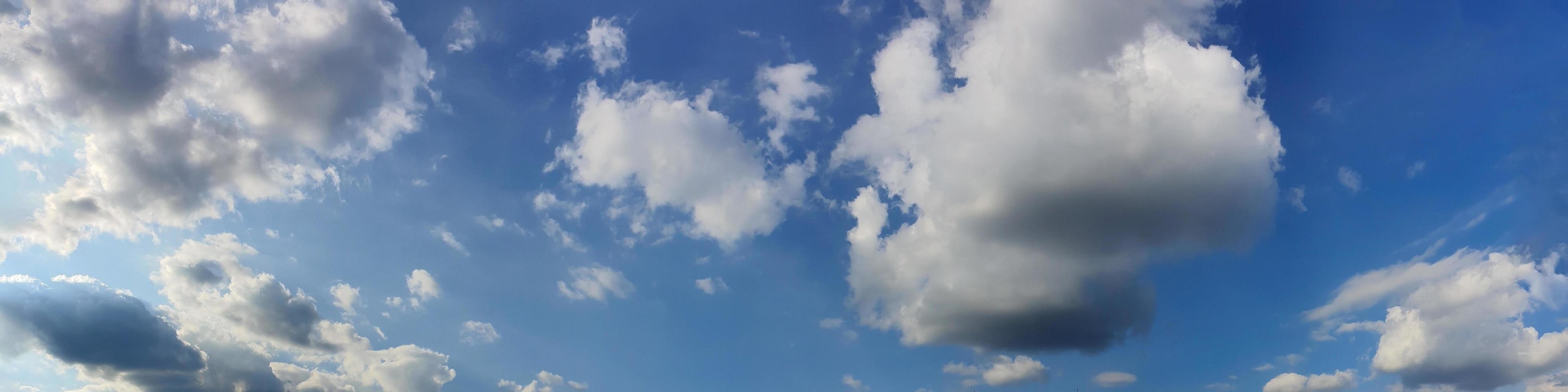 panoramahimmel med moln på en solig dag. foto