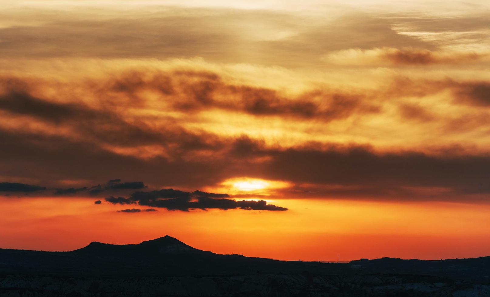 färgrik himmel med solbakgrund i berg. solnedgång soluppgång. foto