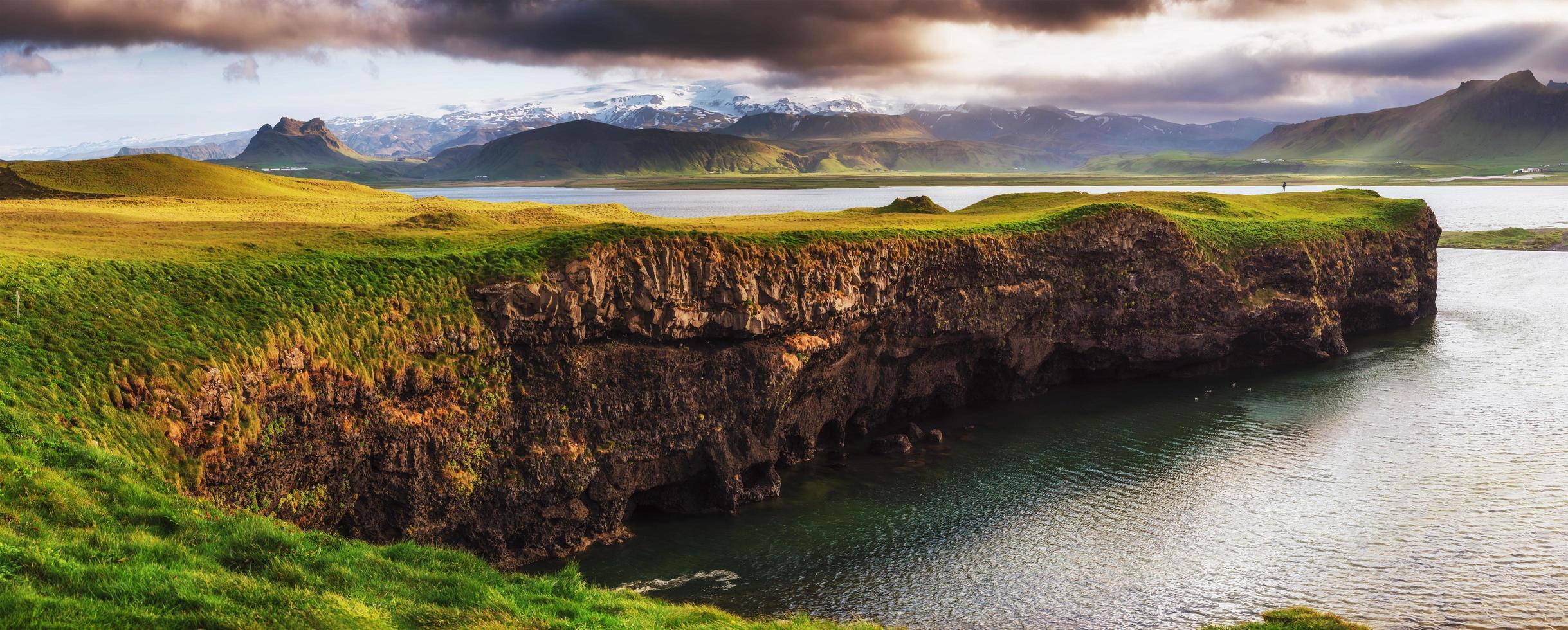 reynisfjara svart sandstrand på Island. reynisfyal bergen. foto