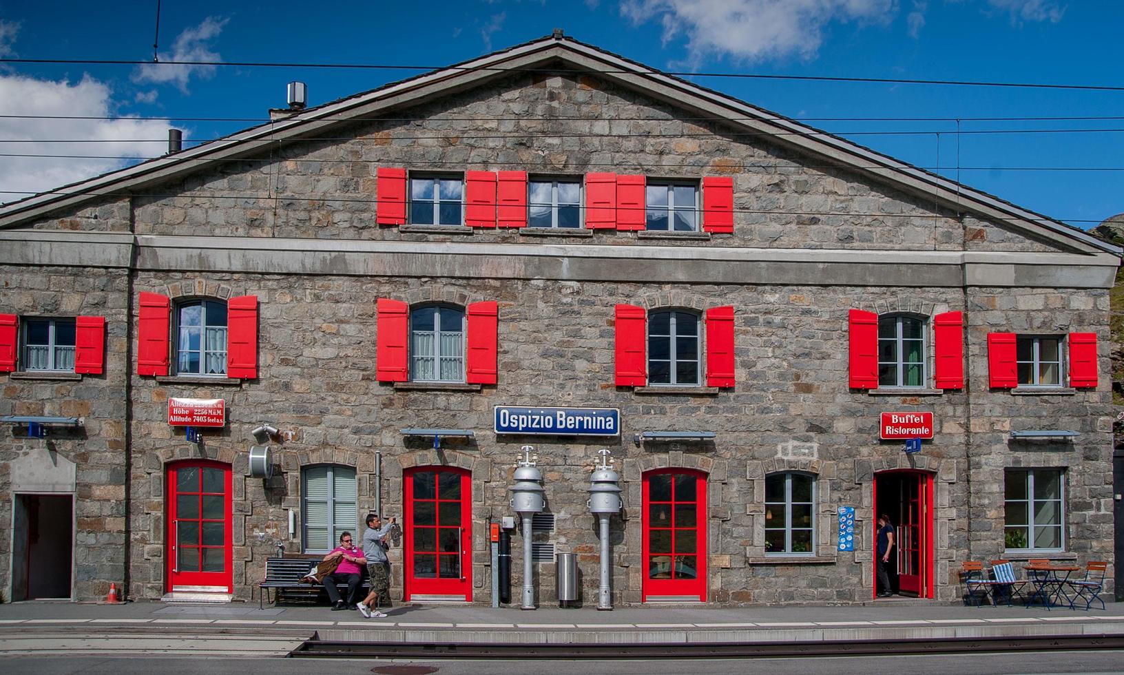 bernina schweiz juli 2015 hospice järnvägsstation röda tåg bernina foto