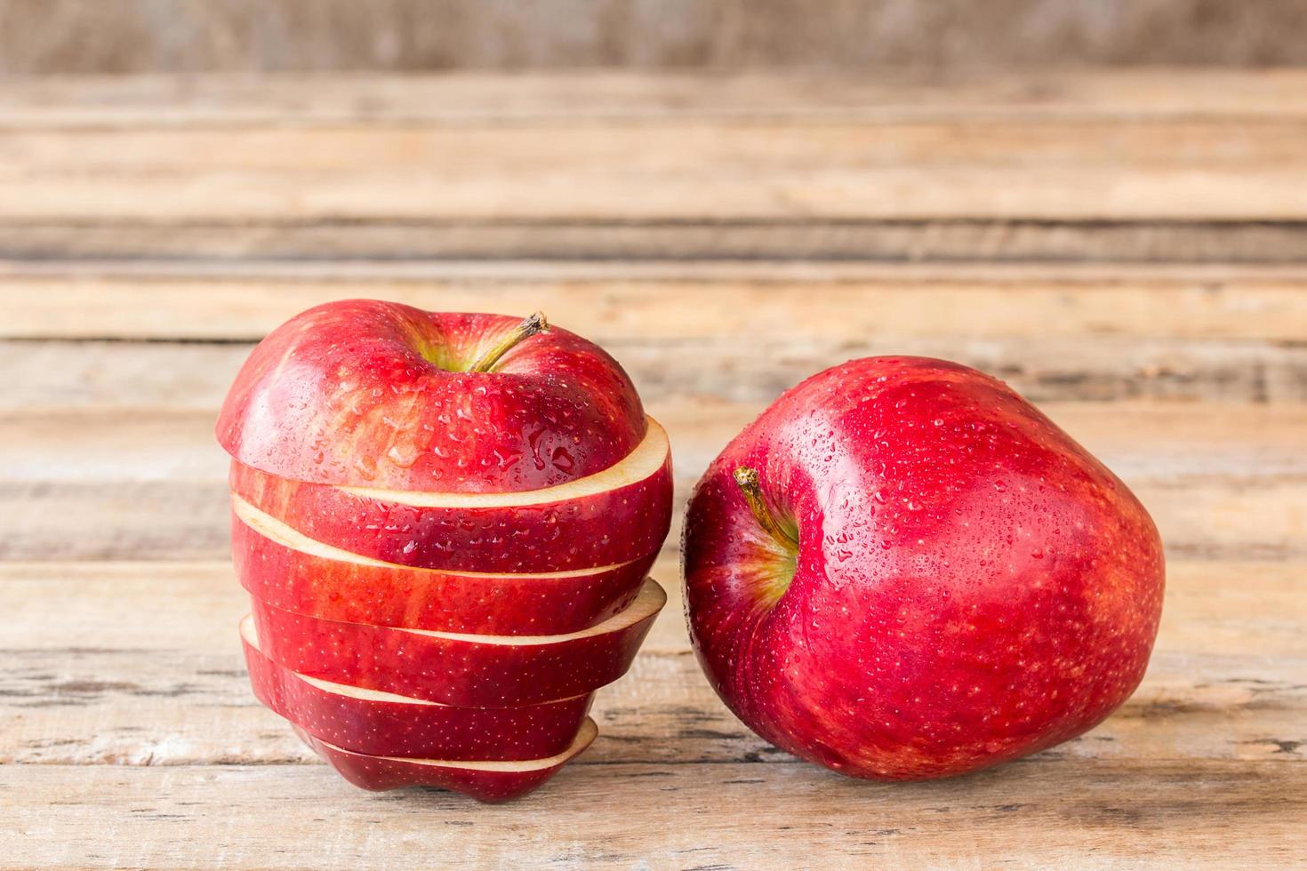 färskt rött äpple på gamla träbordsbakgrund foto