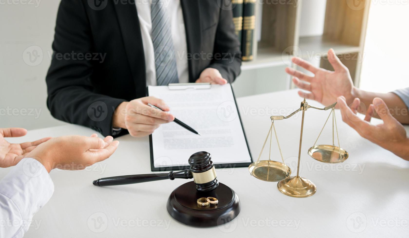par bråkar på ett gripande humör i skilsmässaprocessen medan advokaten förklarar lagen på kontoret. foto