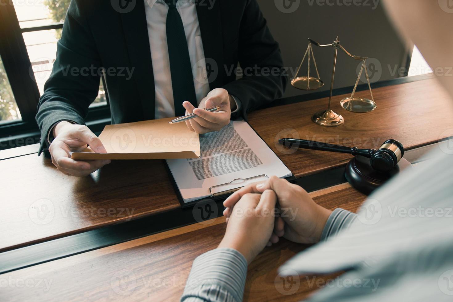 klienter kommer för att söka råd för lagen om integritetskränkningar hos advokaten på kontoret. foto