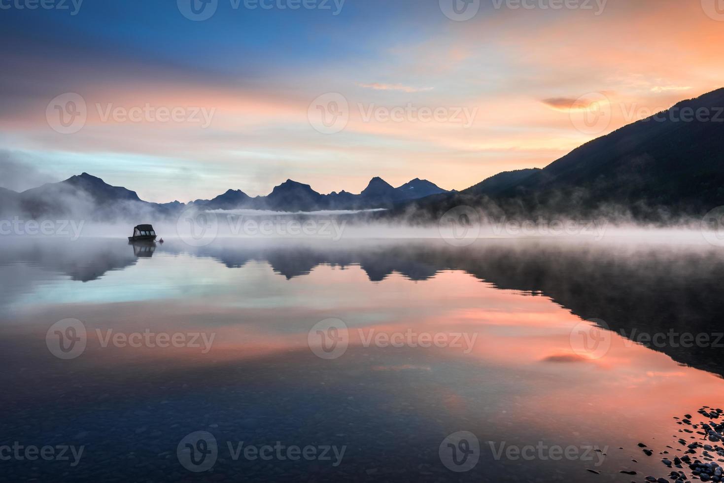 soluppgång vid lake mcdonald i montana foto