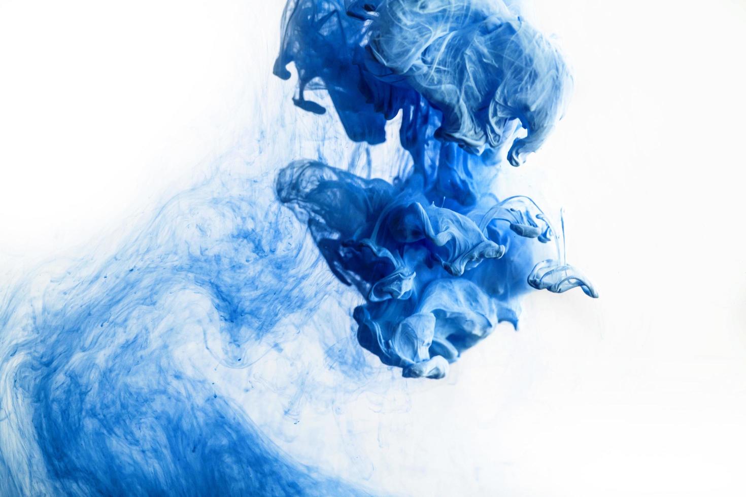 blå färgglada bläck droppe i vatten, bläck virvlande i. abstraktion bild för bakgrund eller färg referent. foto