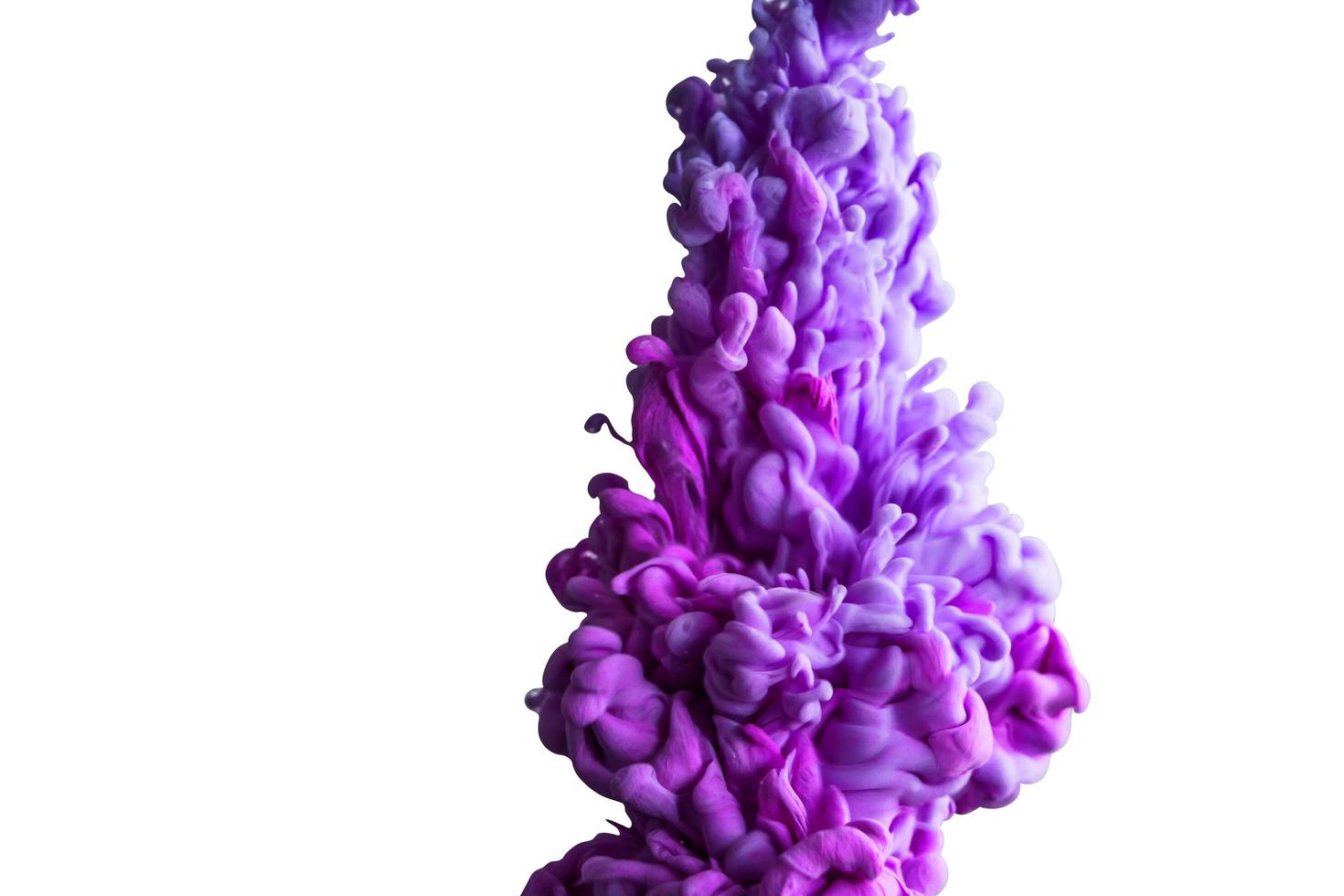lila färgglada bläck droppe i vatten, bläck virvlande i. abstraktion bild för bakgrund eller färg referent. foto