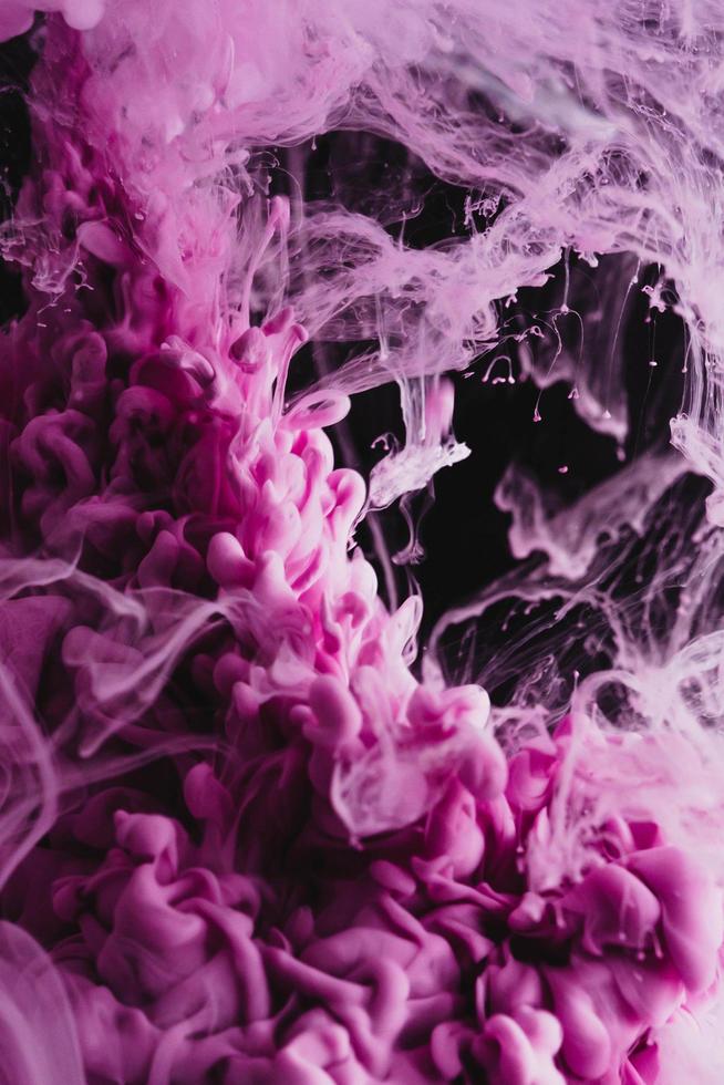 rosa färgglada bläck droppe i vatten, bläck virvlande i. abstraktion bild för bakgrund eller färg referent. foto