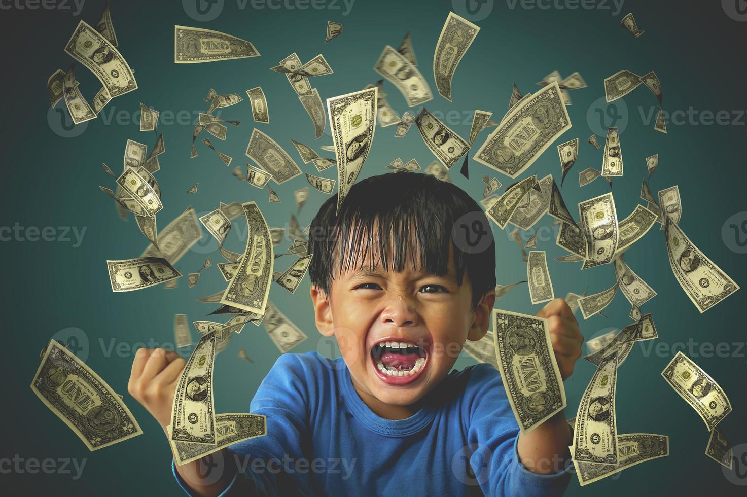 en bild på en pojke som visar ett glatt humör med en flytande dollar. konceptet lycka och vinna foto