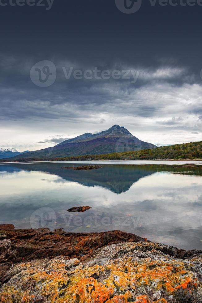 försättsblad med magiska australiska magellanska subpolära skogar och turkosa laguner i nationalparken tierra del fuego, beaglekanalen, patagonien, argentina, tidig höst. foto