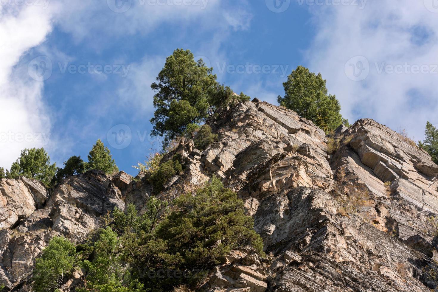 taggiga klippor ovanför holland creek i montana foto