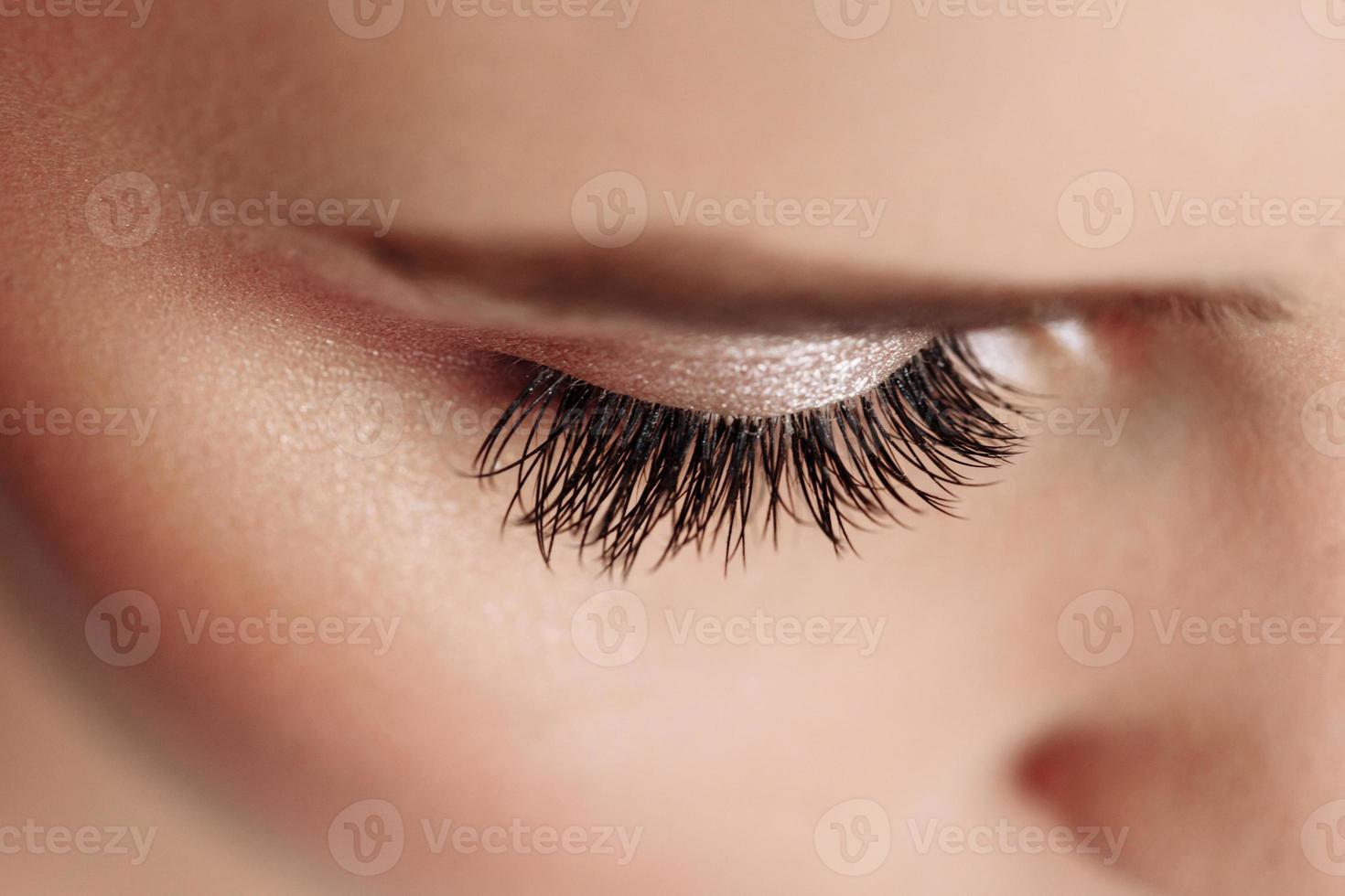 långa svarta ögonfransar. närbild av vacker kvinna ögonbryn och stora öga med falska fransar. skönhetskosmetika. hög upplösning foto