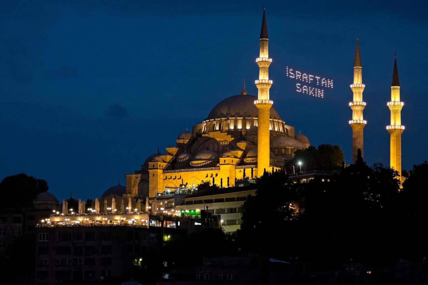 istanbul, Turkiet, 2018 - nattvy av Suleymaniye-moskén i Istanbul, Turkiet den 98 maj 2018 foto