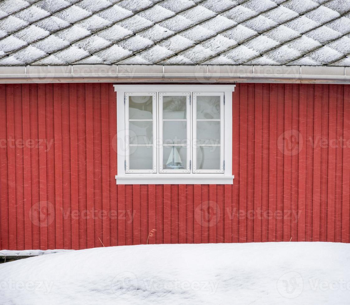 yttre röd trävägg med fönster och tak foto