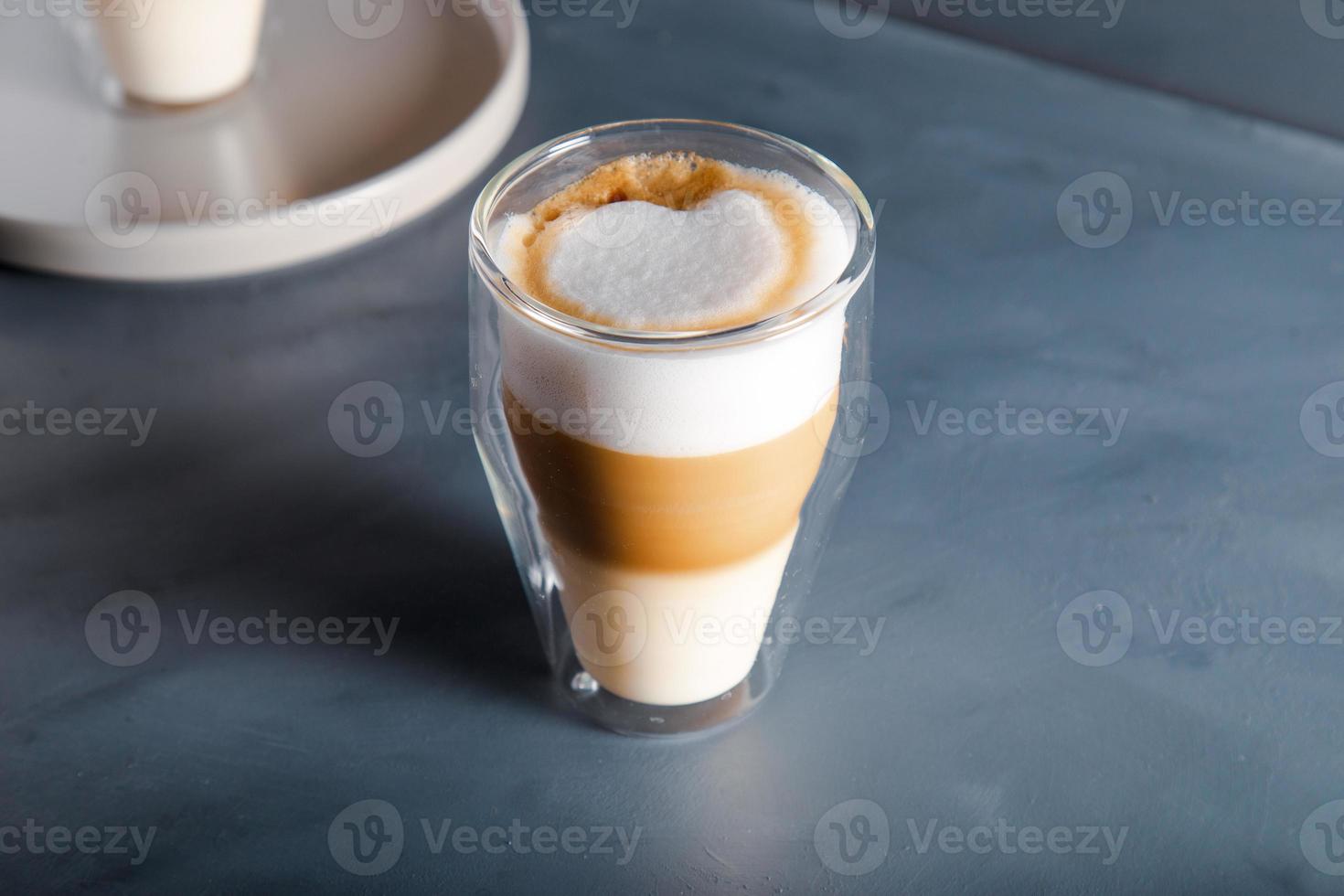 perfekt gradient latte macchiato utsikt över grå bakgrund med kopia utrymme. foto