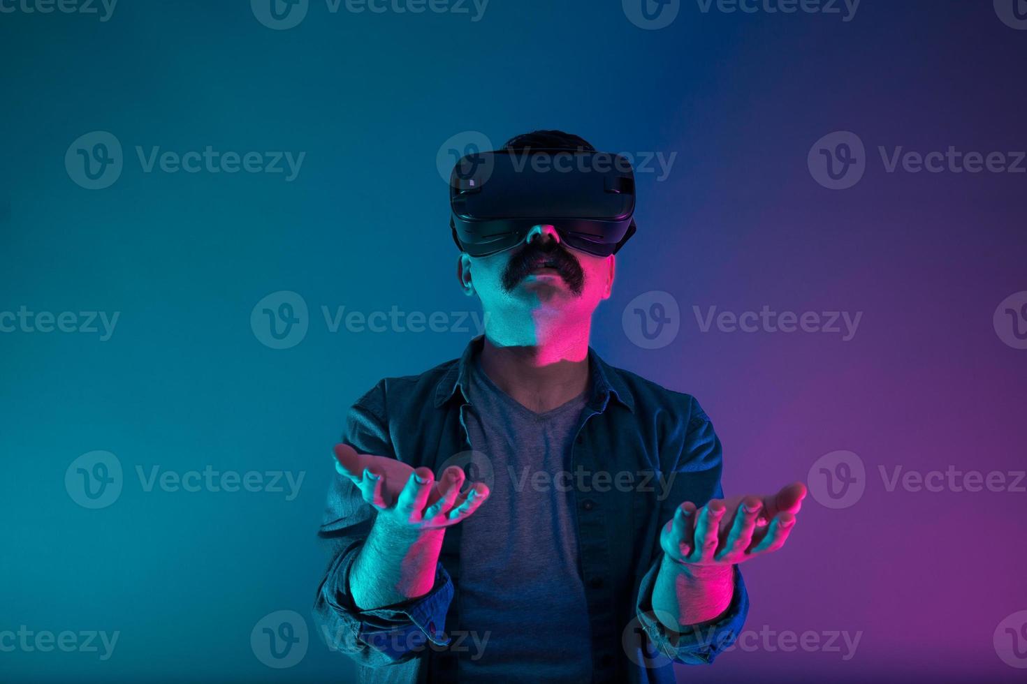 turkisk man upplever virtuell verklighet, han håller i ett osynligt föremål. foto